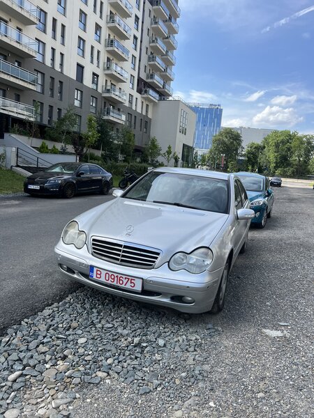 Mercedes-Benz 220